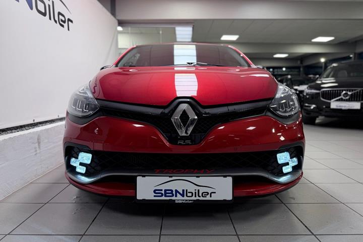 Rød Renault Clio IV fra 2018
