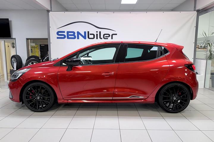 Rød Renault Clio IV fra 2018