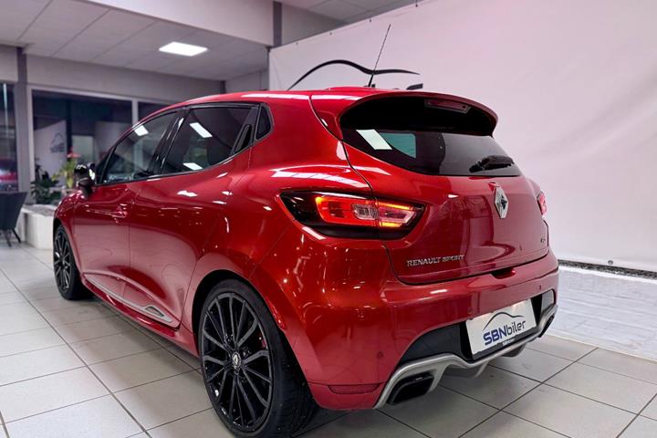 Rød Renault Clio IV fra 2018