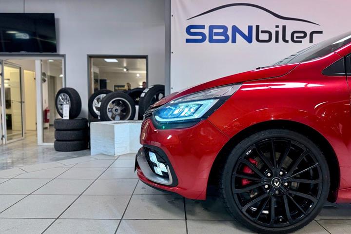 Rød Renault Clio IV fra 2018