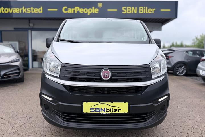 Rød Fiat Talento fra 2019