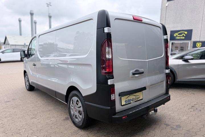 Rød Fiat Talento fra 2019