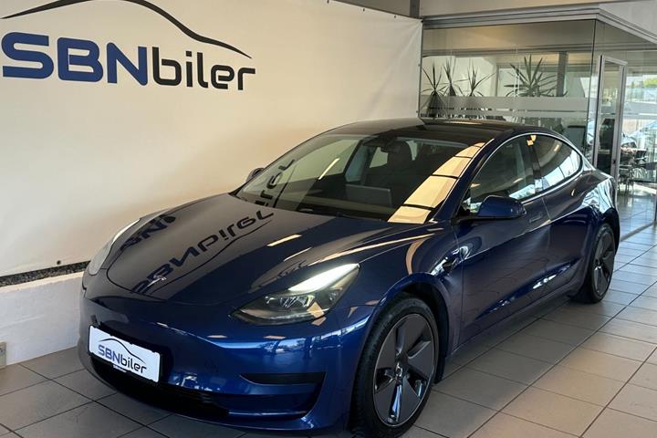 Blå Tesla Model 3 fra 2022