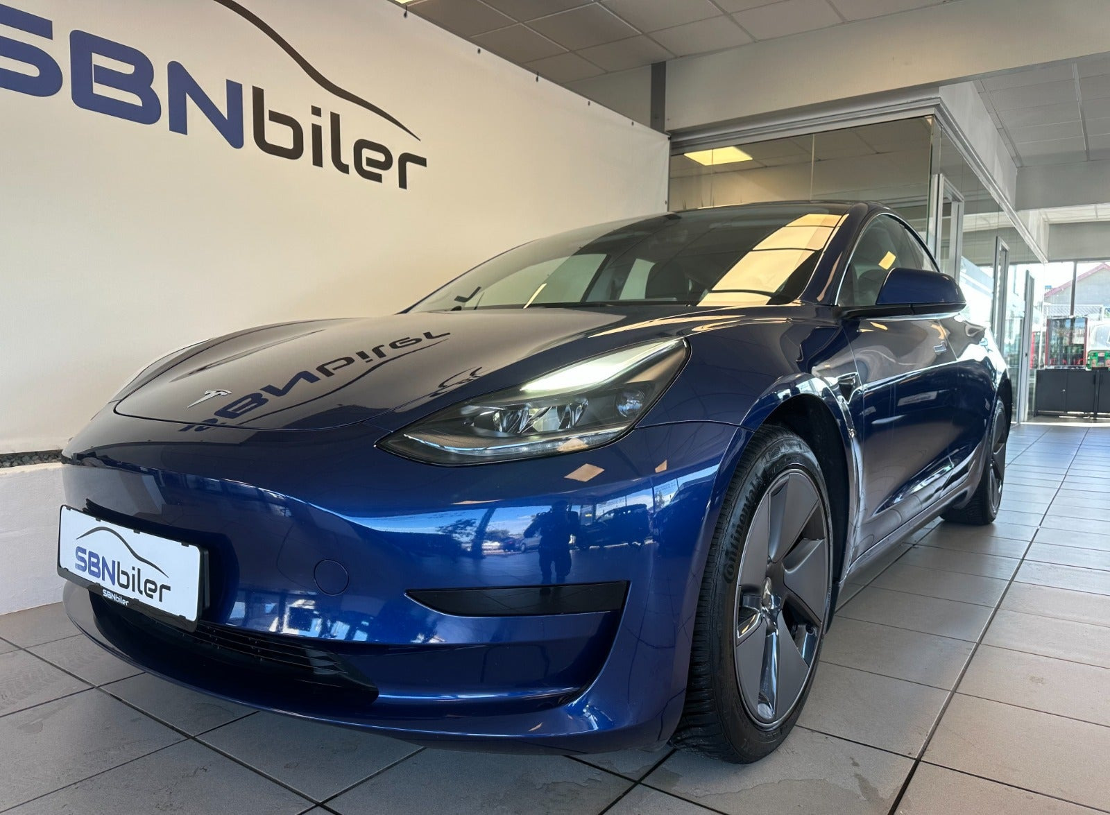 Blå Tesla Model 3 fra 2022