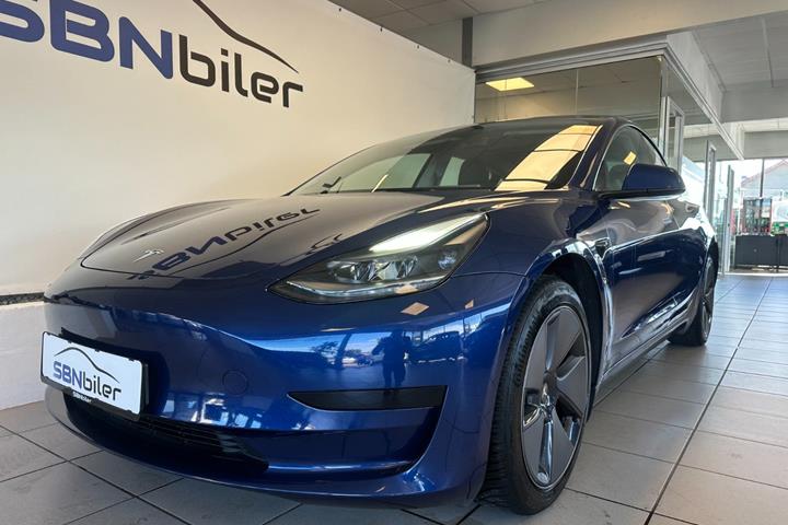Blå Tesla Model 3 fra 2022