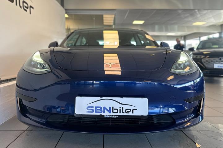 Blå Tesla Model 3 fra 2022