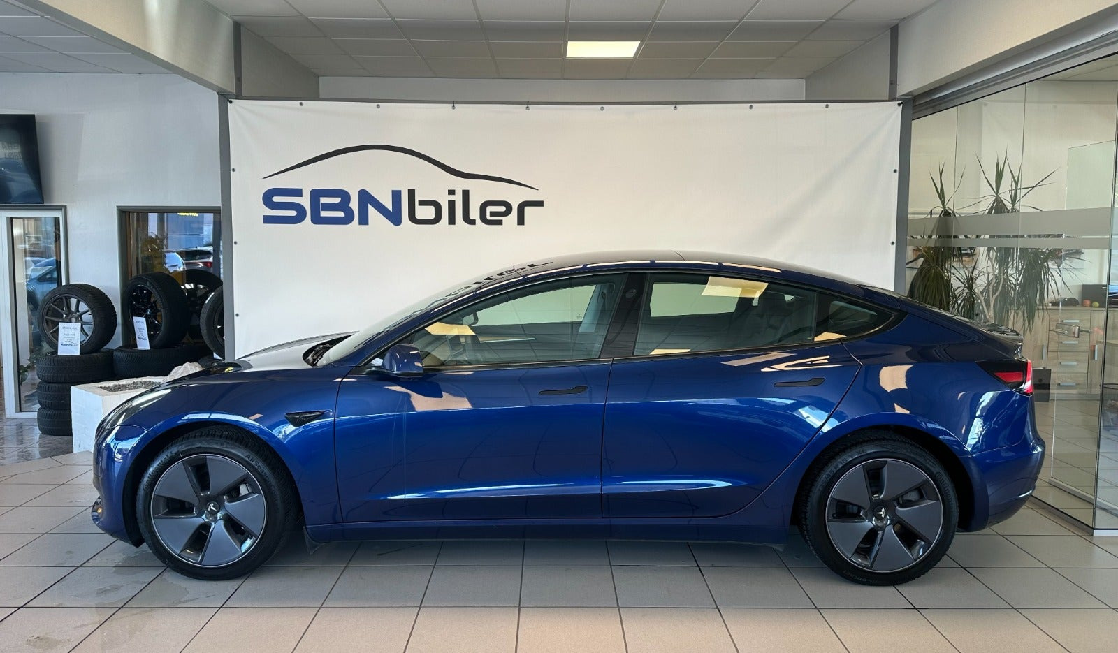 Blå Tesla Model 3 fra 2022