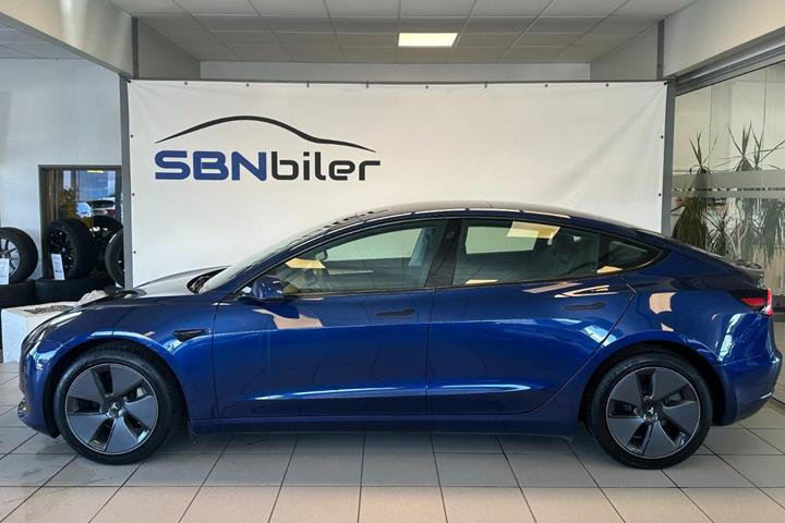 Blå Tesla Model 3 fra 2022