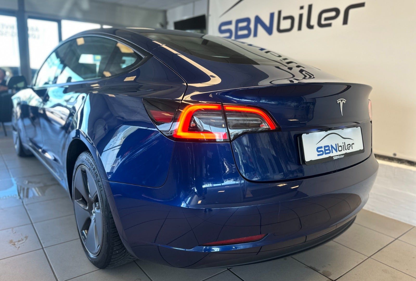 Blå Tesla Model 3 fra 2022