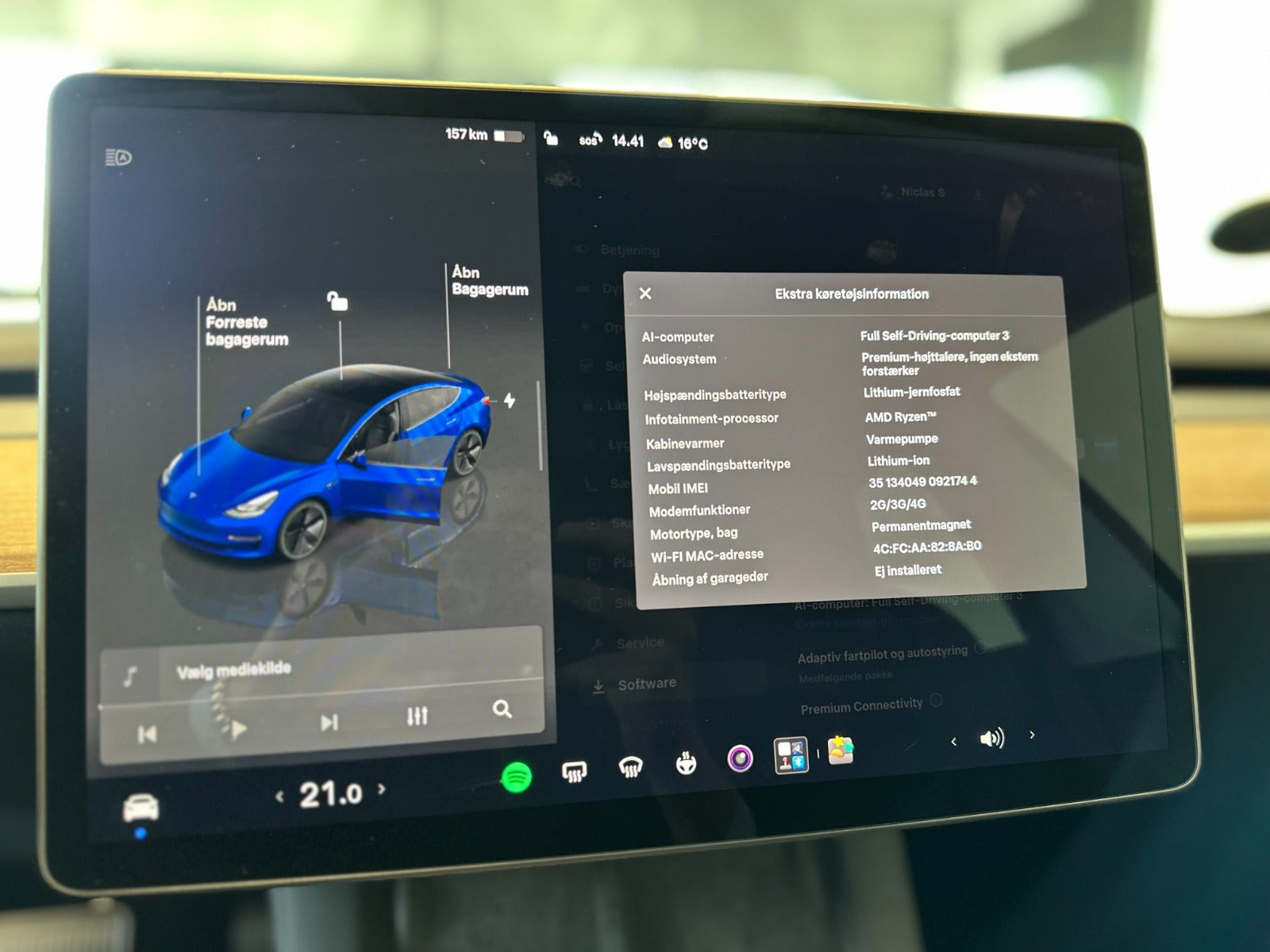 Blå Tesla Model 3 fra 2022