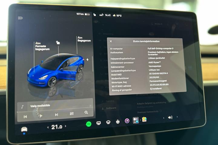 Blå Tesla Model 3 fra 2022