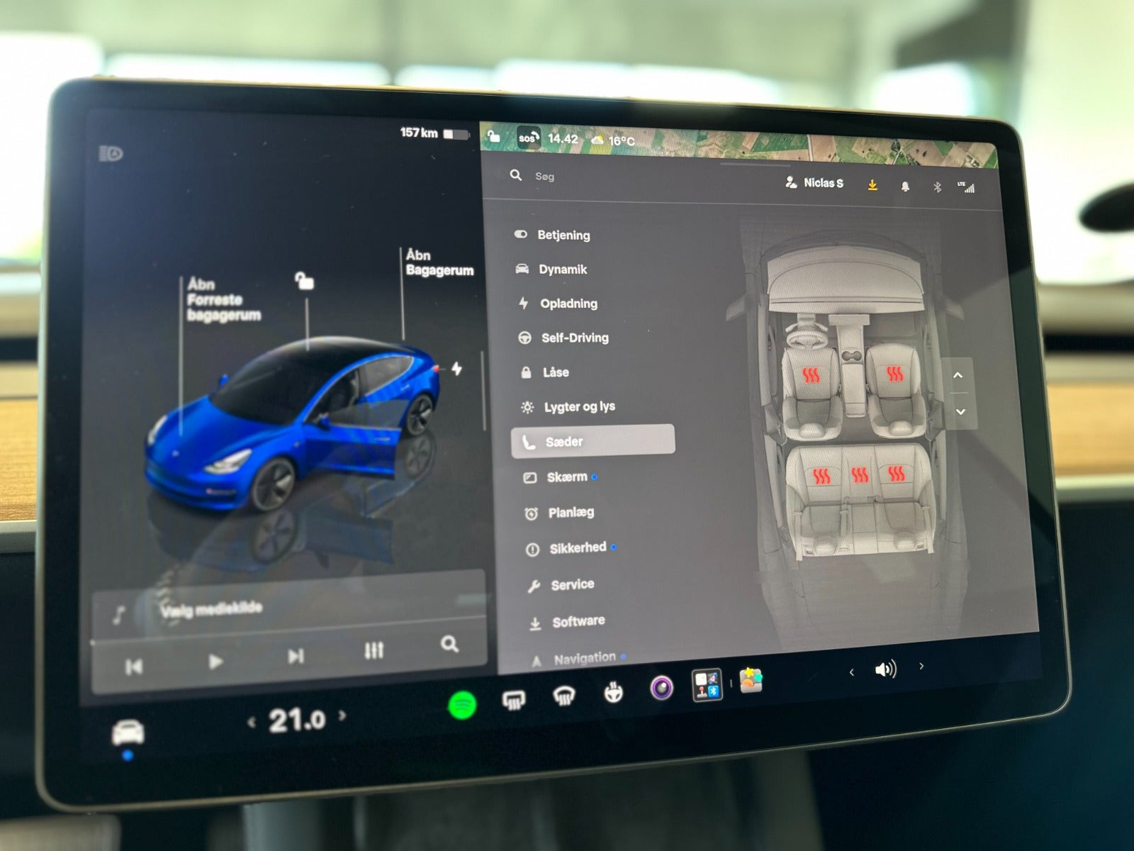 Blå Tesla Model 3 fra 2022