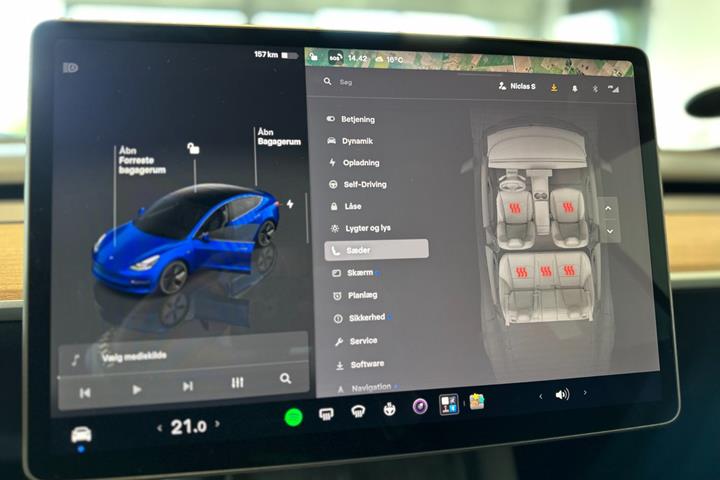 Blå Tesla Model 3 fra 2022