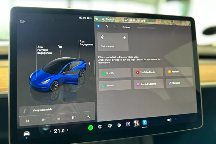 Blå Tesla Model 3 fra 2022