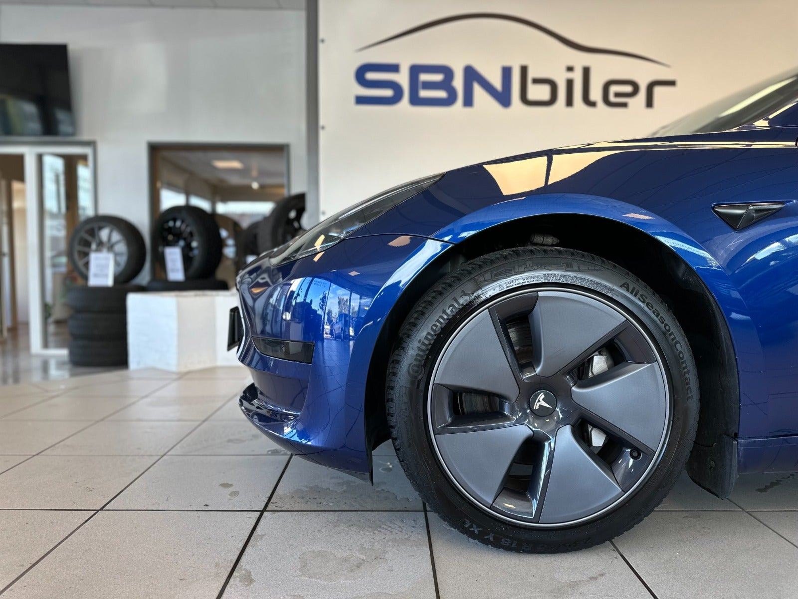 Blå Tesla Model 3 fra 2022