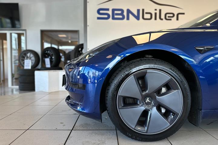 Blå Tesla Model 3 fra 2022
