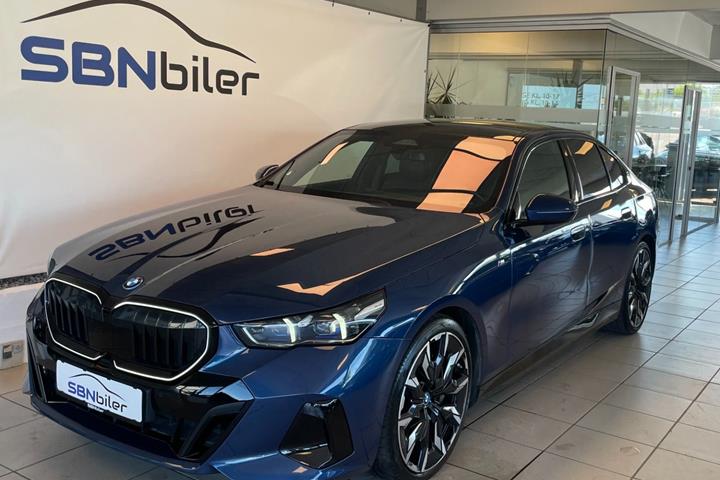 Blå BMW i5 fra 2024