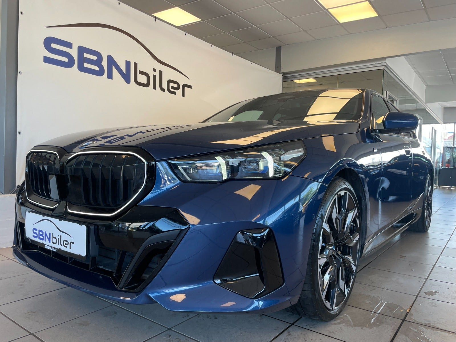 Blå BMW i5 fra 2024