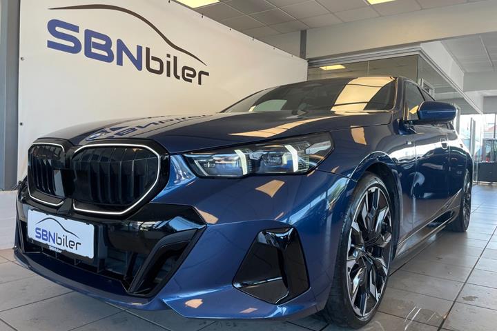 Blå BMW i5 fra 2024