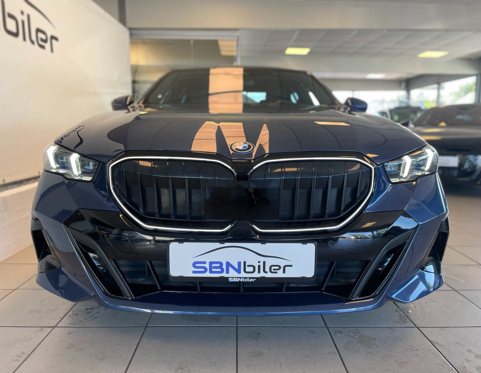 Blå BMW i5 fra 2024