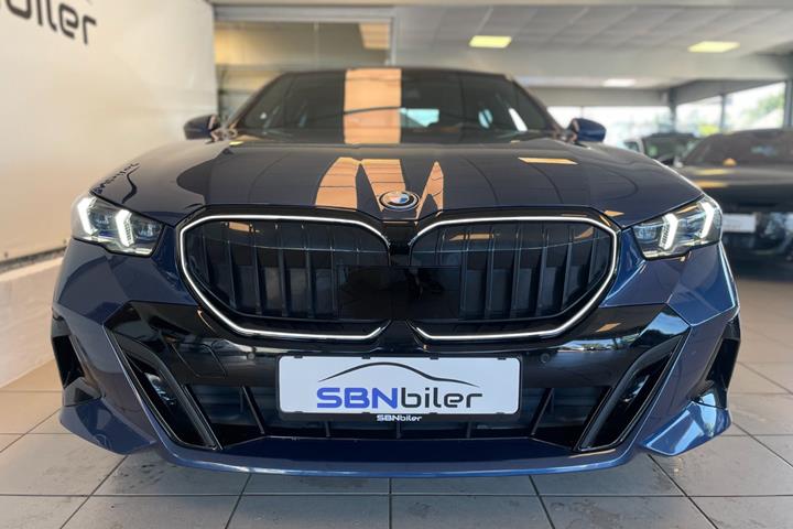 Blå BMW i5 fra 2024