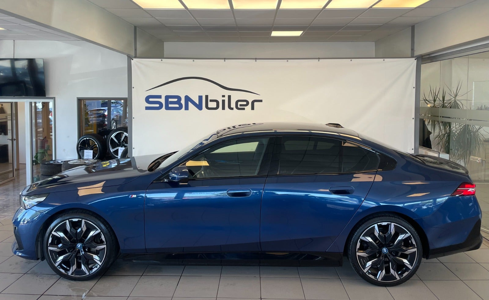 Blå BMW i5 fra 2024