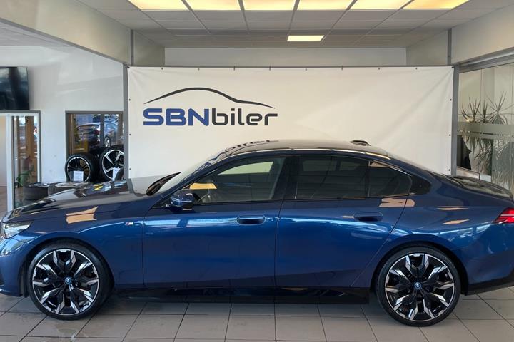 Blå BMW i5 fra 2024