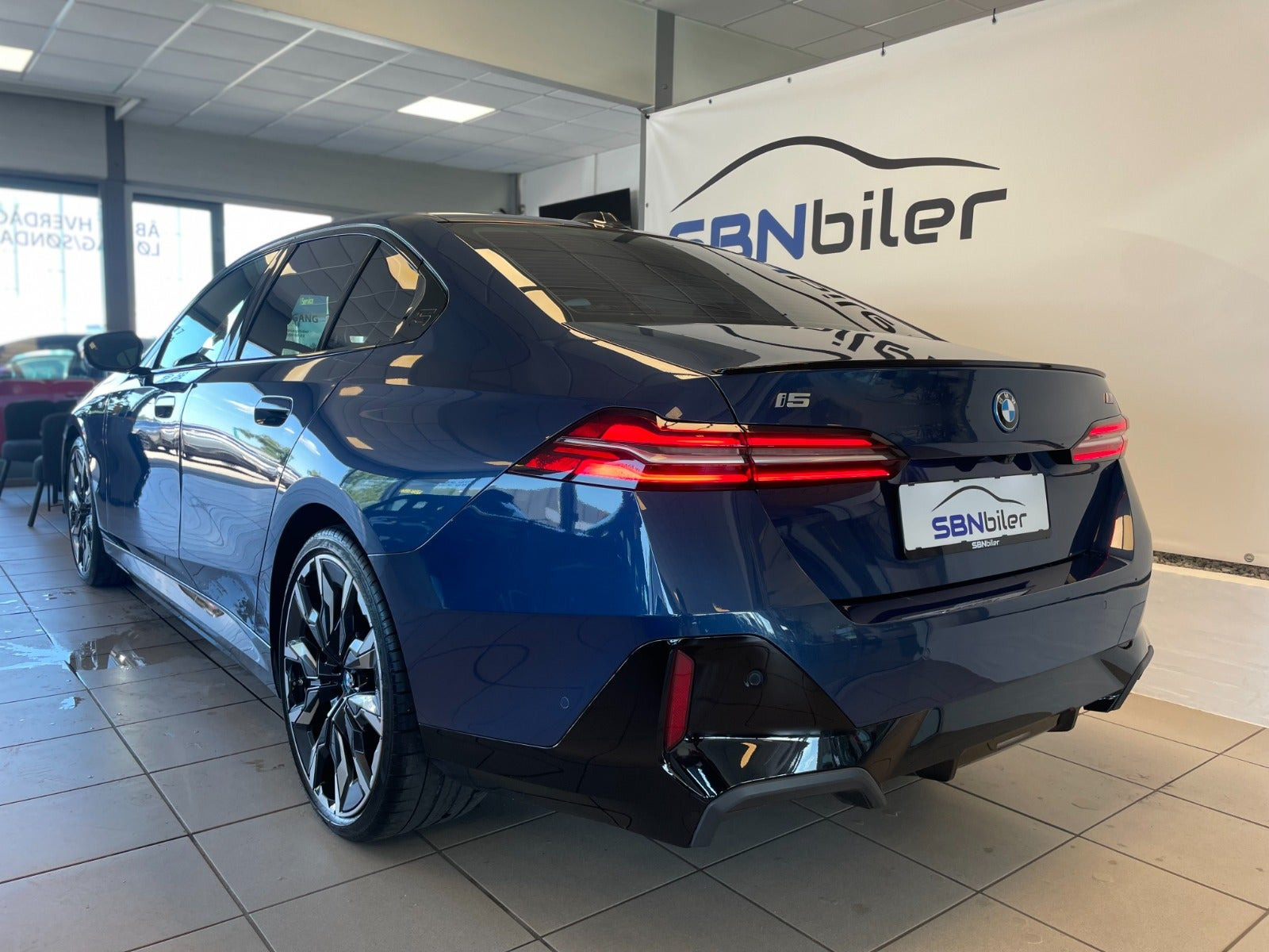 Blå BMW i5 fra 2024