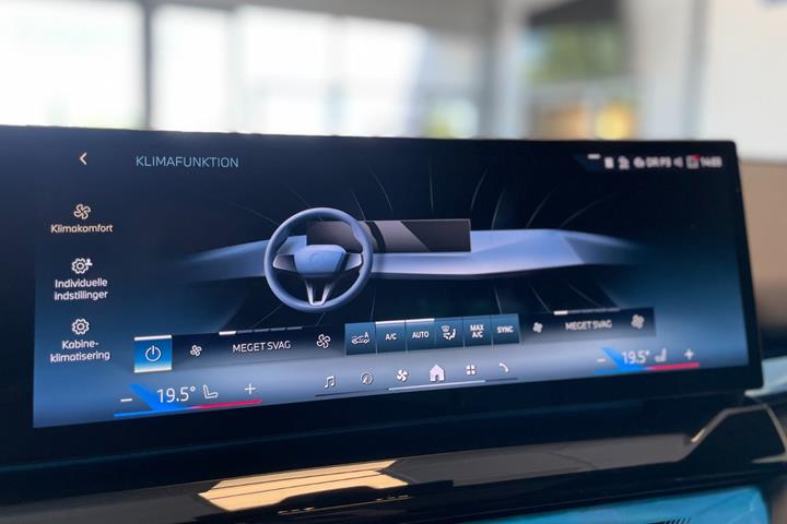 Blå BMW i5 fra 2024