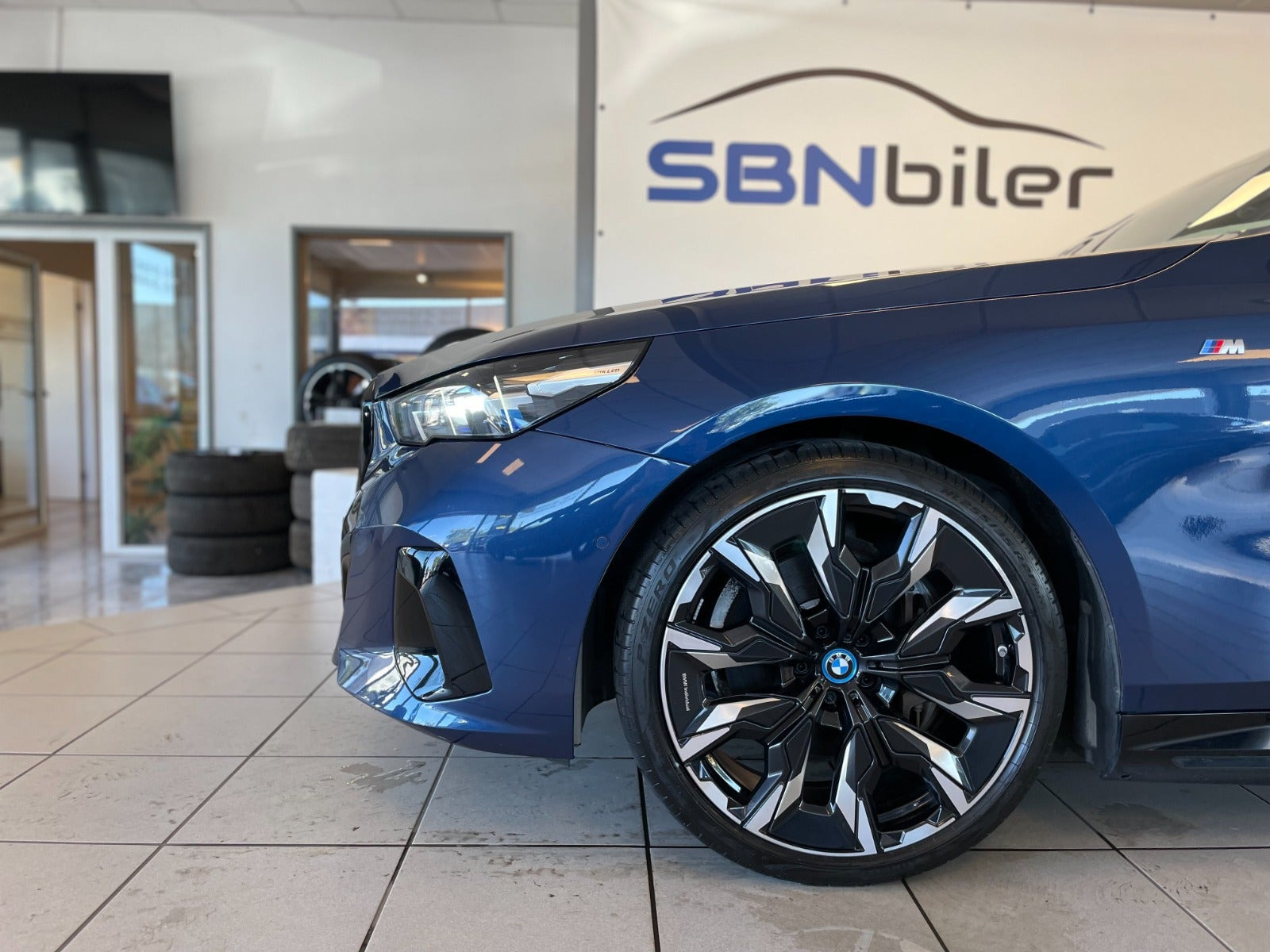 Blå BMW i5 fra 2024