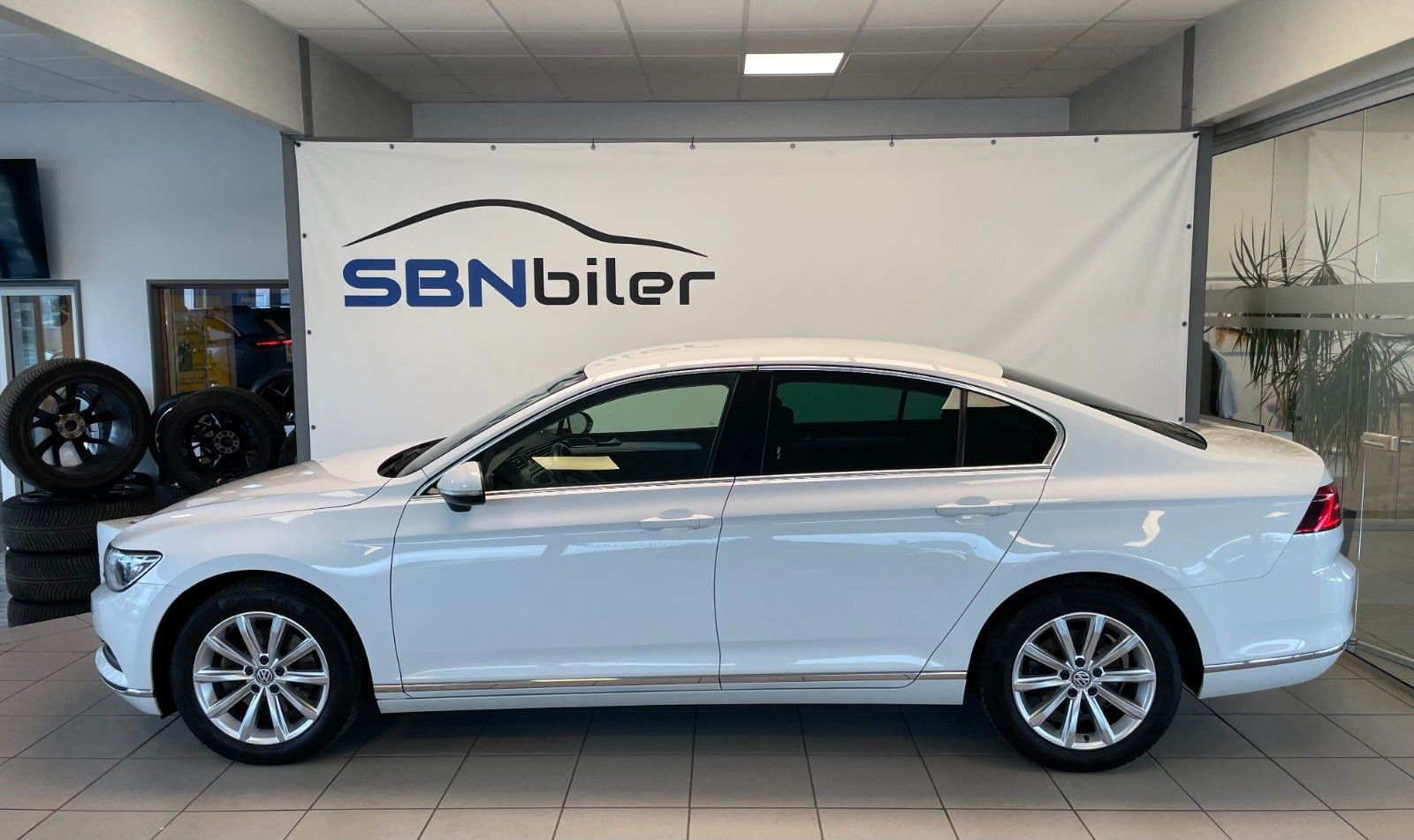 Hvid VW Passat fra 2018