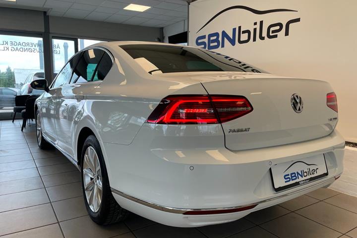 Hvid VW Passat fra 2018