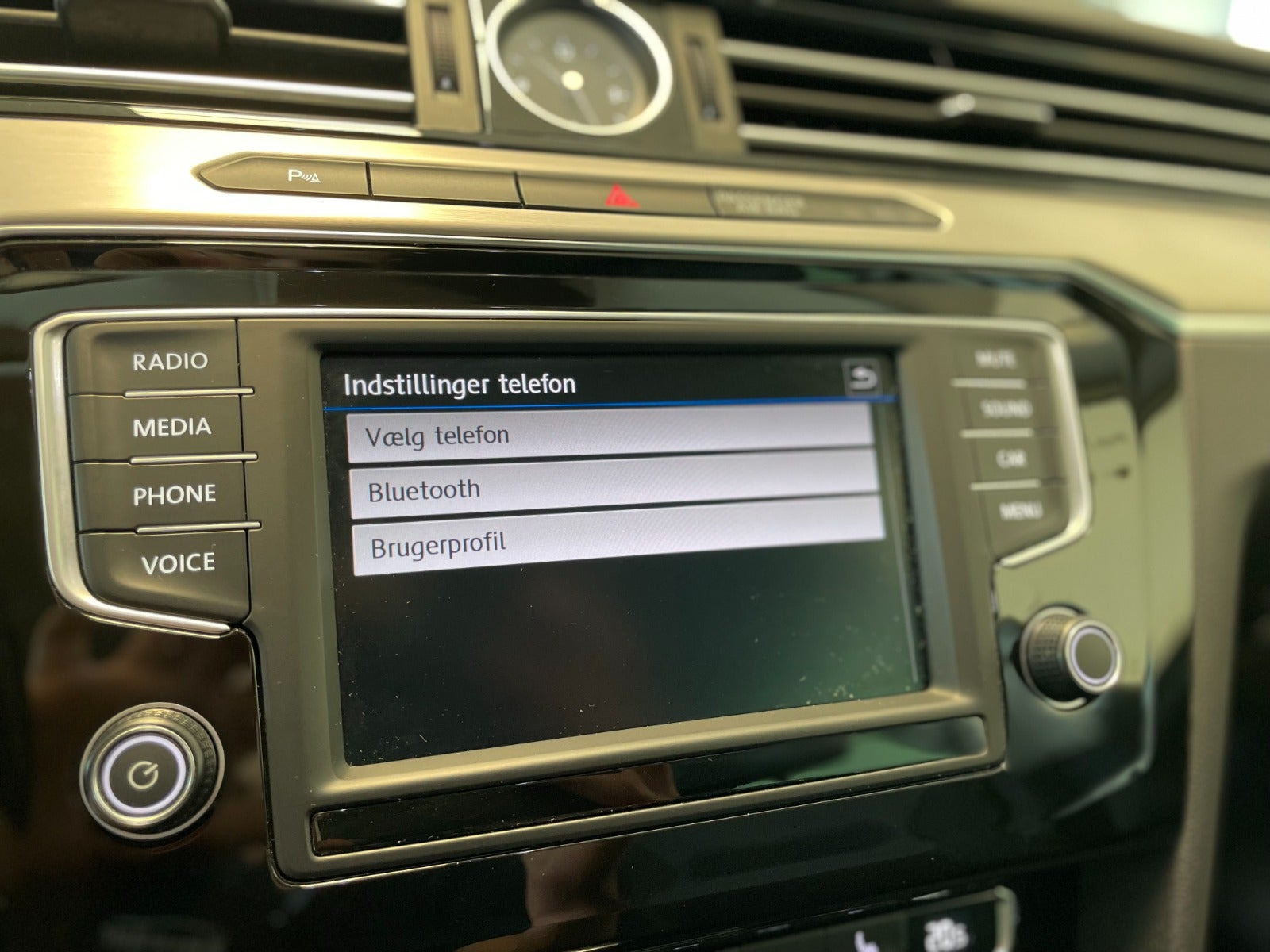 Hvid VW Passat fra 2018