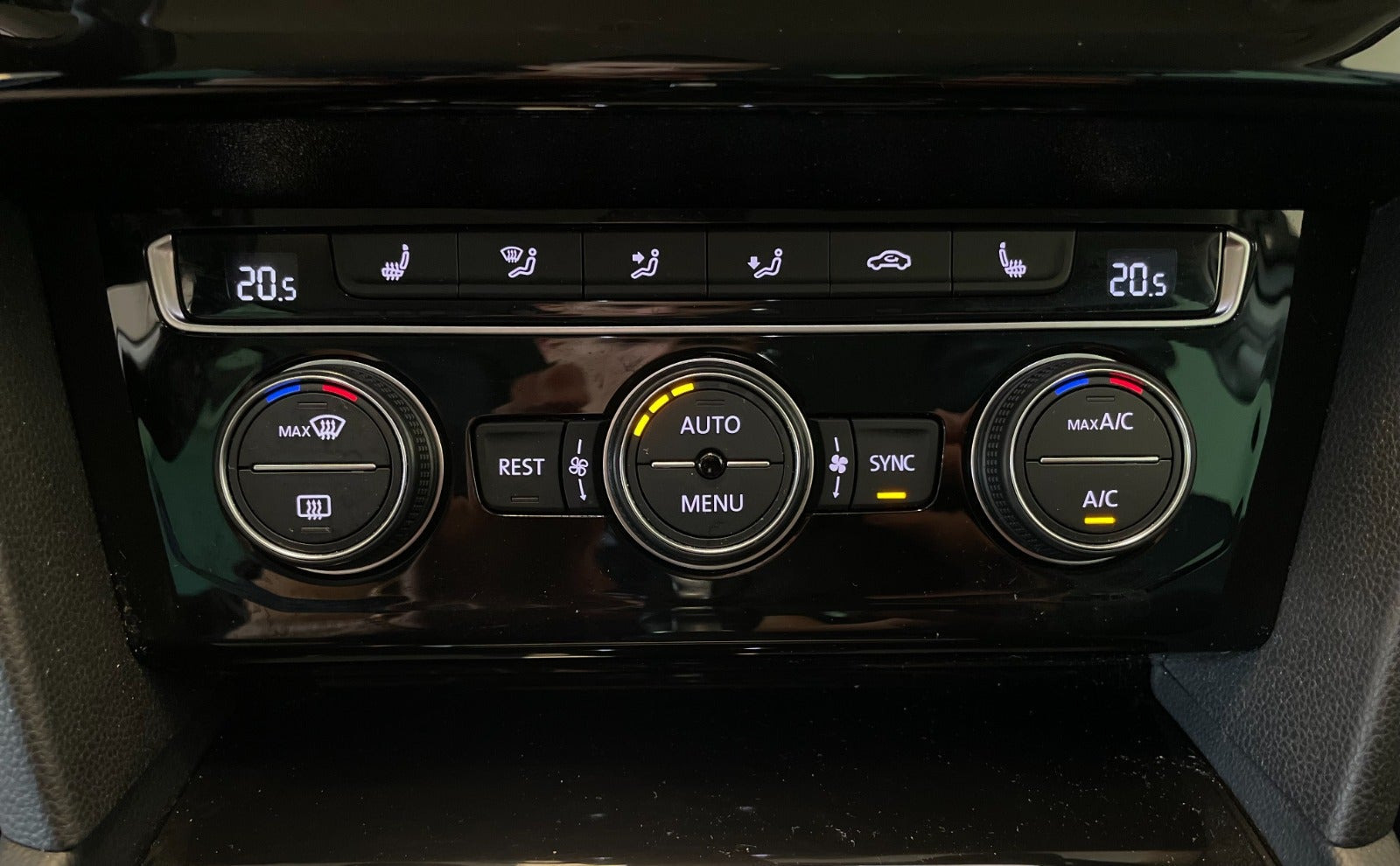 Hvid VW Passat fra 2018