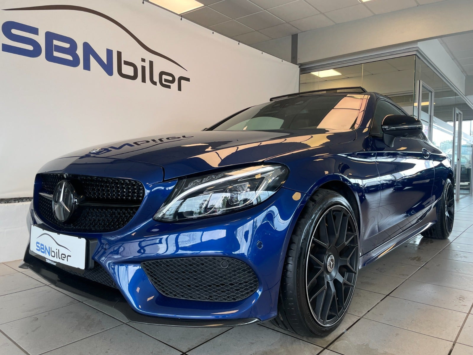 Blå Mercedes C400 fra 2017