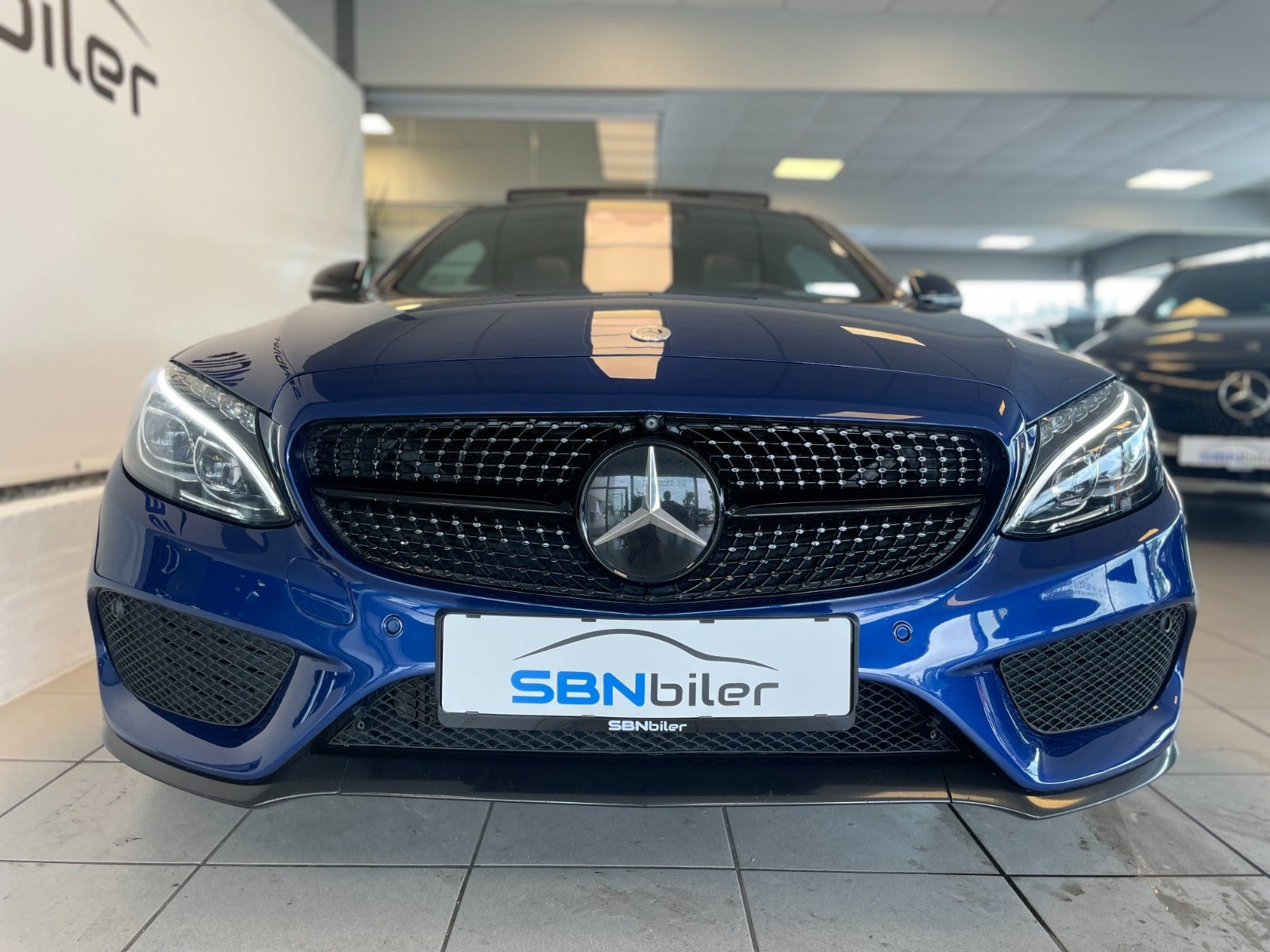 Blå Mercedes C400 fra 2017