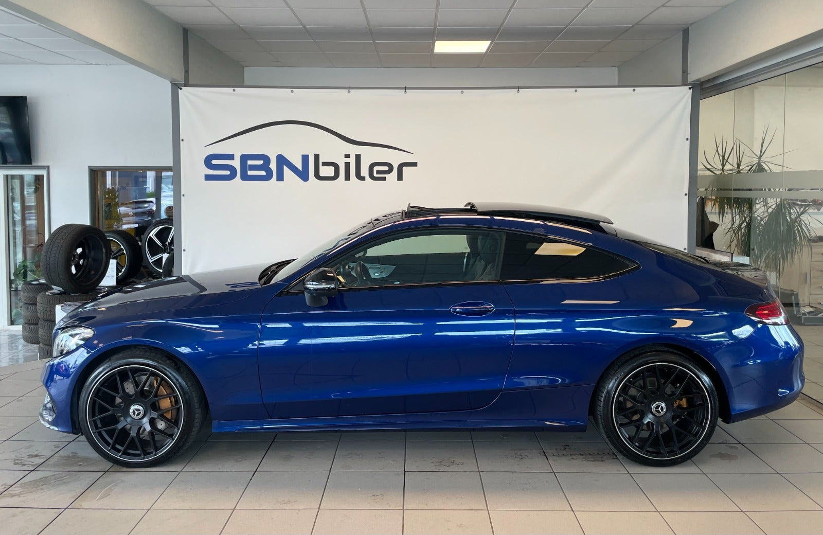 Blå Mercedes C400 fra 2017