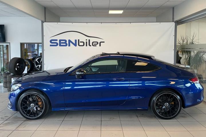 Blå Mercedes C400 fra 2017