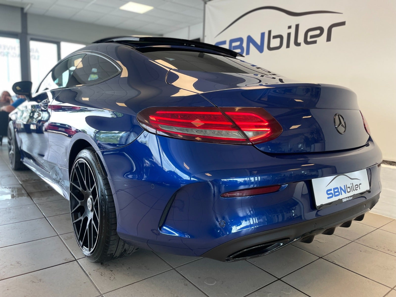 Blå Mercedes C400 fra 2017