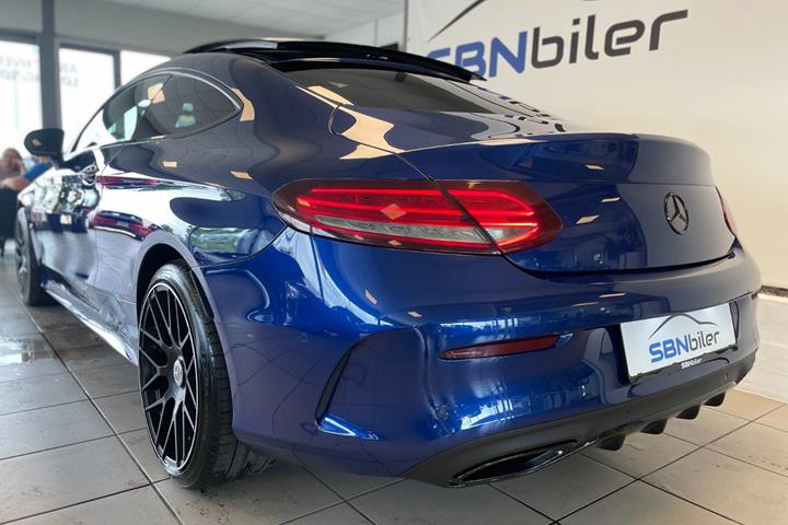Blå Mercedes C400 fra 2017