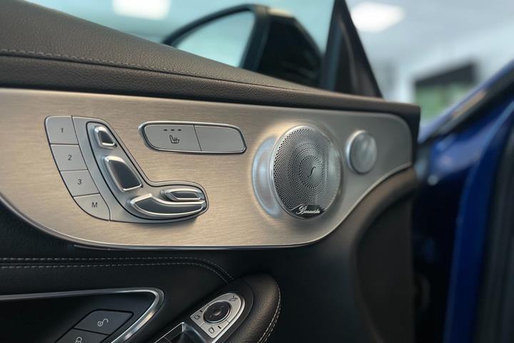 Blå Mercedes C400 fra 2017