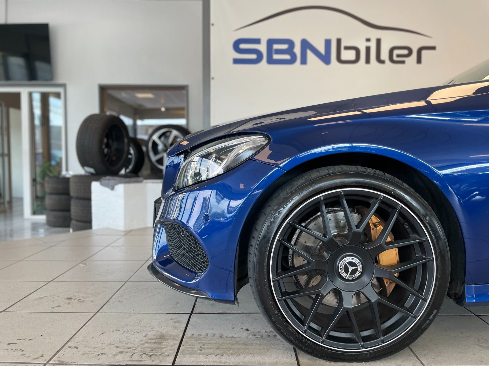 Blå Mercedes C400 fra 2017