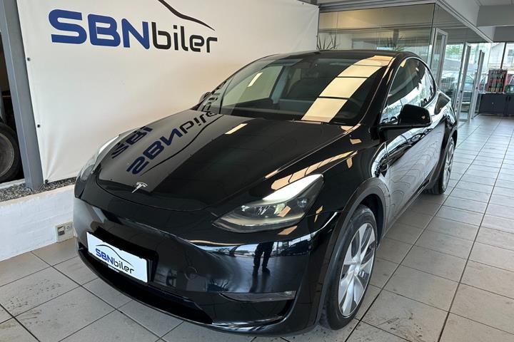 Sort Tesla Model Y fra 2024