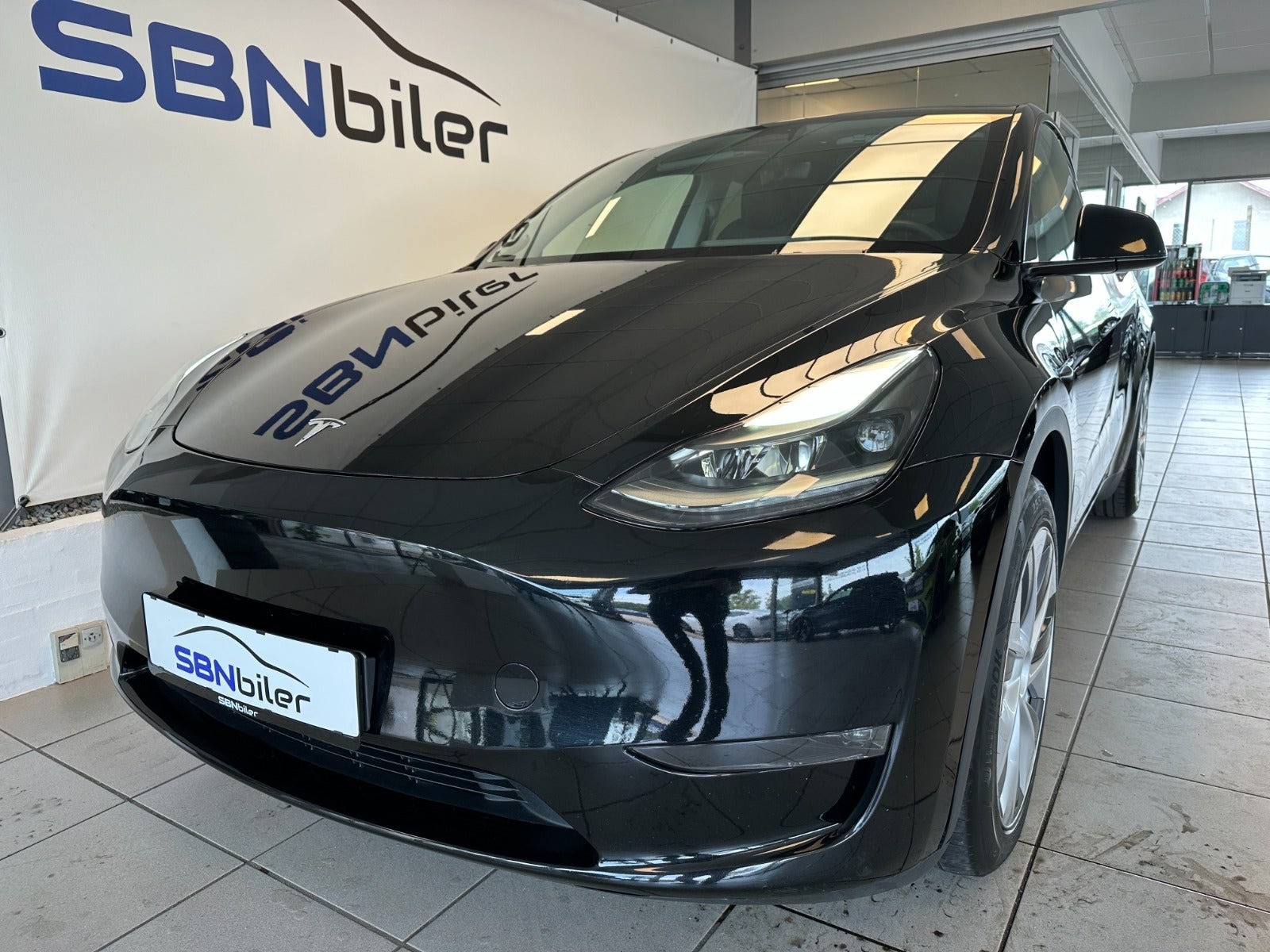 Sort Tesla Model Y fra 2024