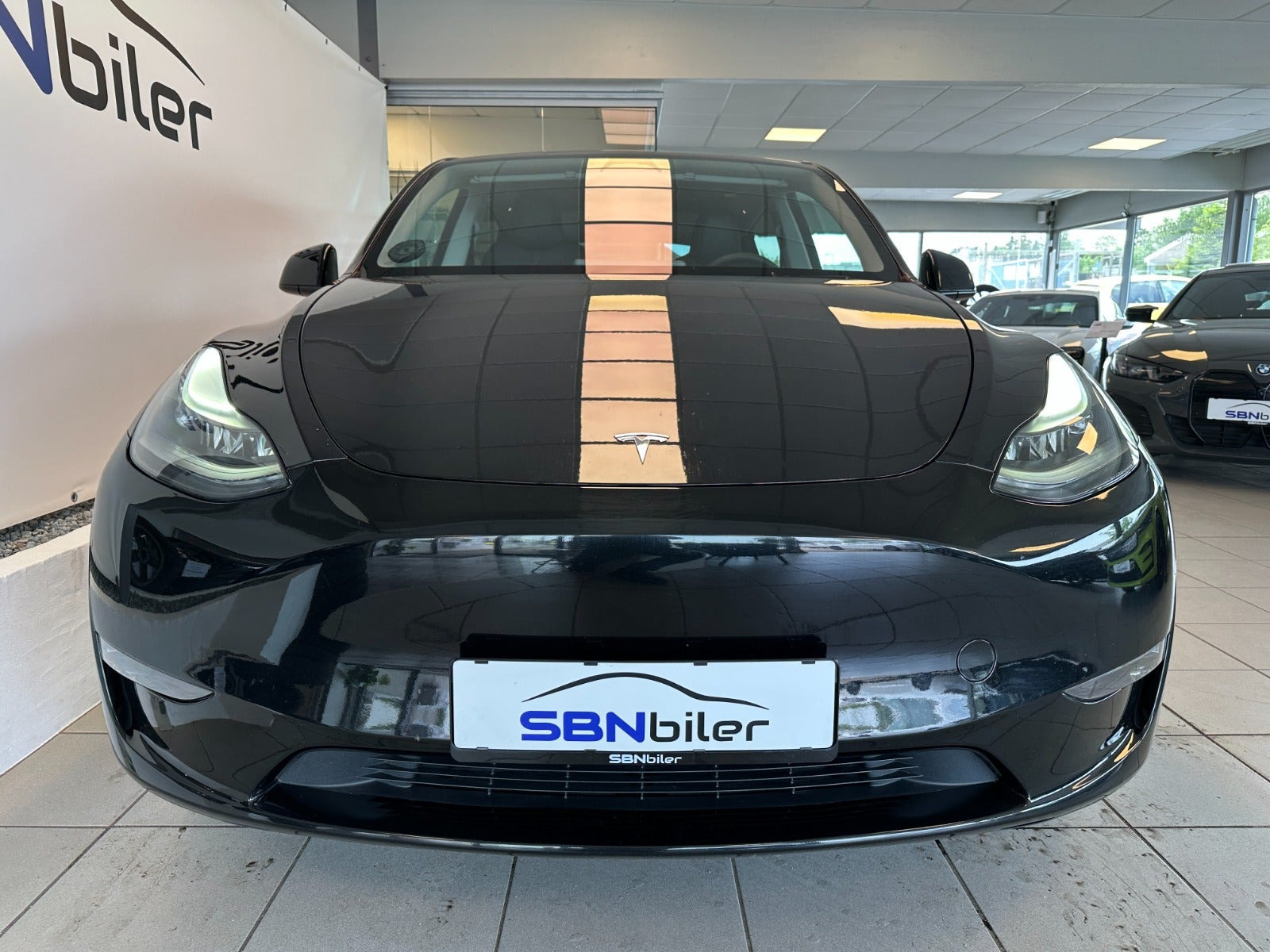 Sort Tesla Model Y fra 2024