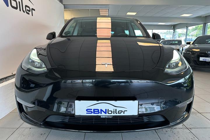 Sort Tesla Model Y fra 2024