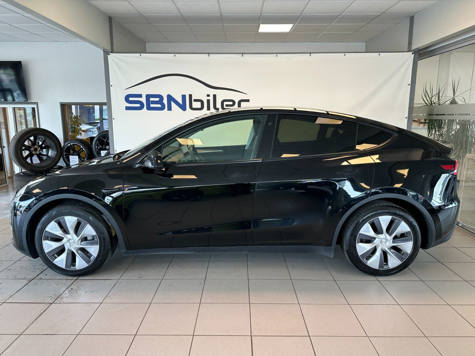 Sort Tesla Model Y fra 2024
