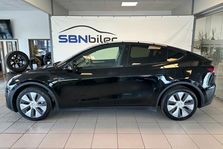 Sort Tesla Model Y fra 2024