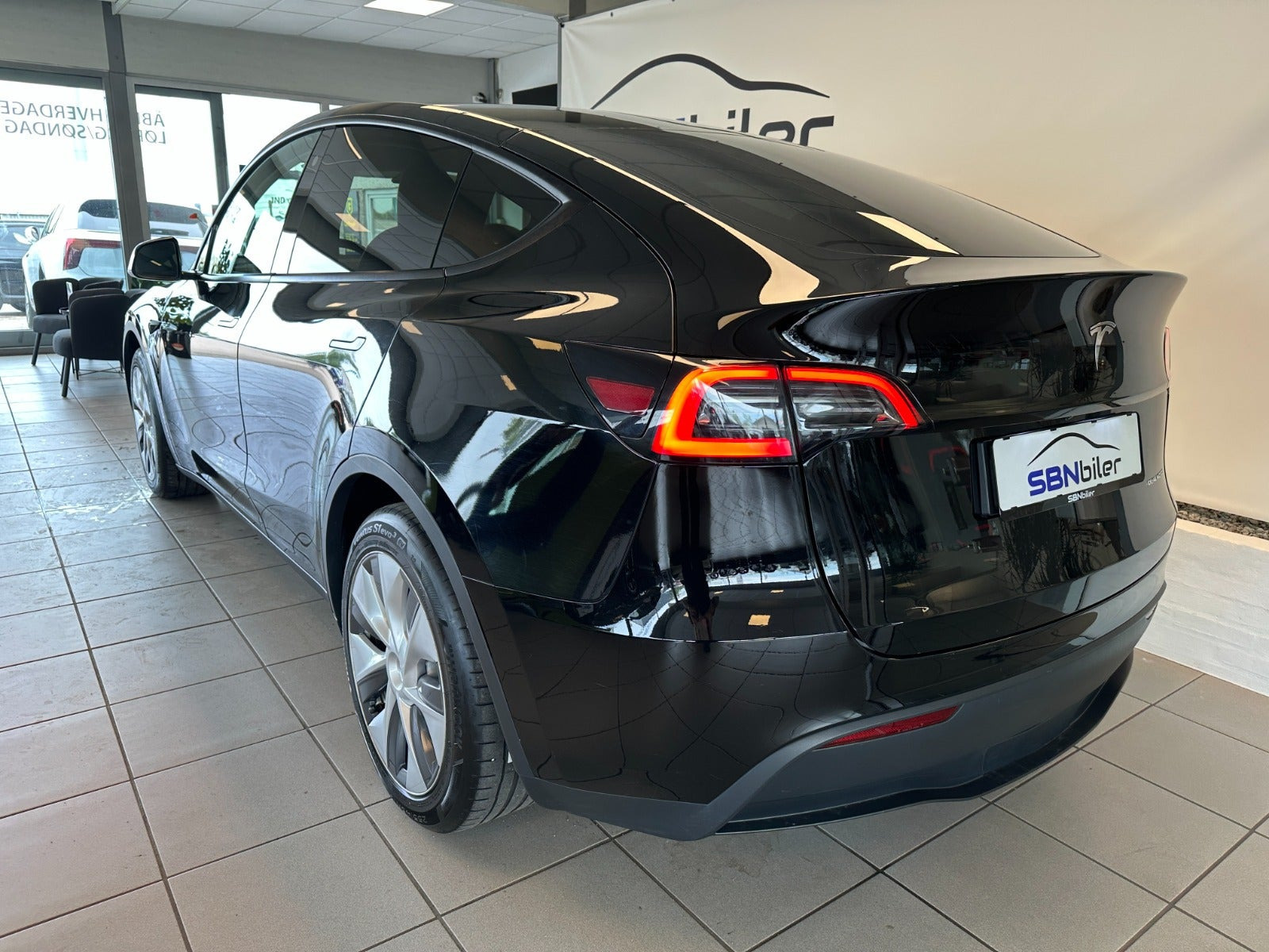 Sort Tesla Model Y fra 2024