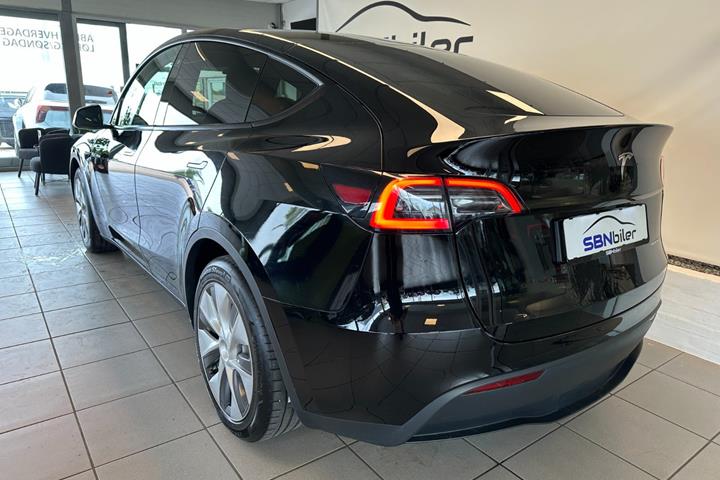 Sort Tesla Model Y fra 2024